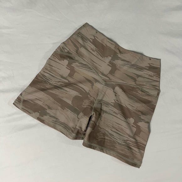 Alphalete Surface Limitless Bra in Desert Canvas Camo - Picture 2 of 4